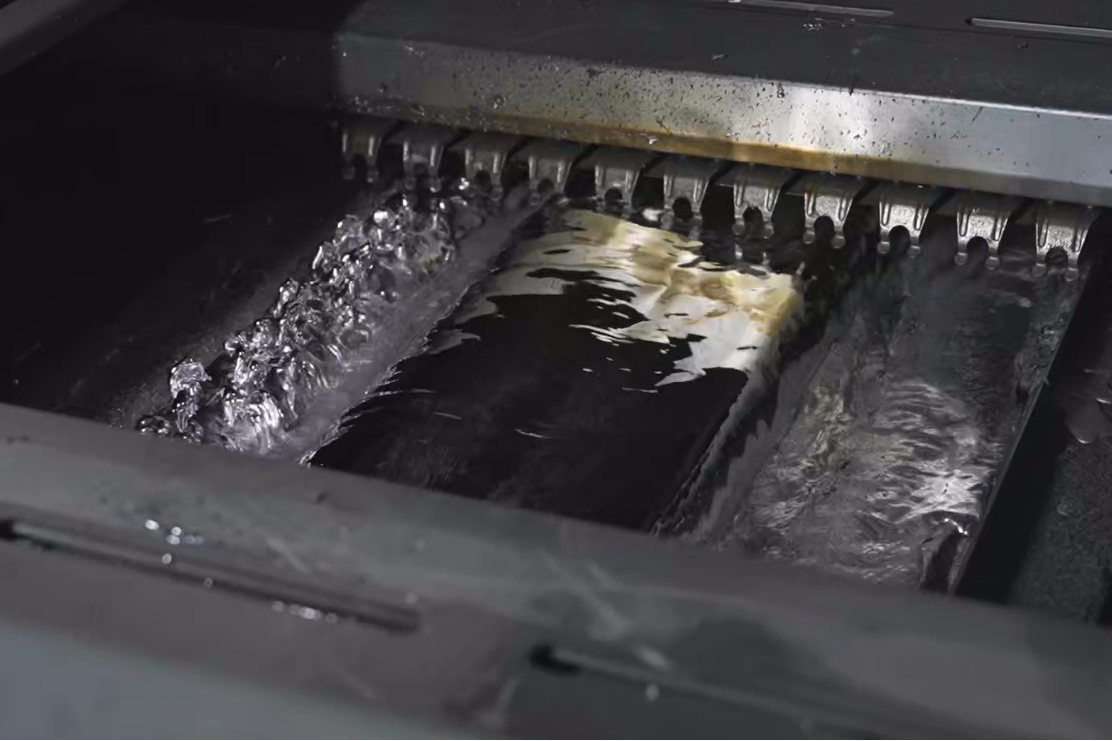 “用于径向引线通孔组装的波峰焊工艺。”