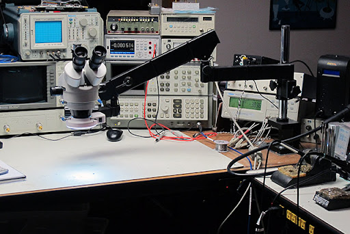 用于使用热风站和显微镜进行细间距返工的工作台设置 用于使用热风站和显微镜进行细间距返工的工作台设置