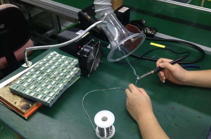 工人使用排烟器进行焊接,确保焊接烟雾安全 工人使用排烟器进行焊接,确保焊接烟雾安全