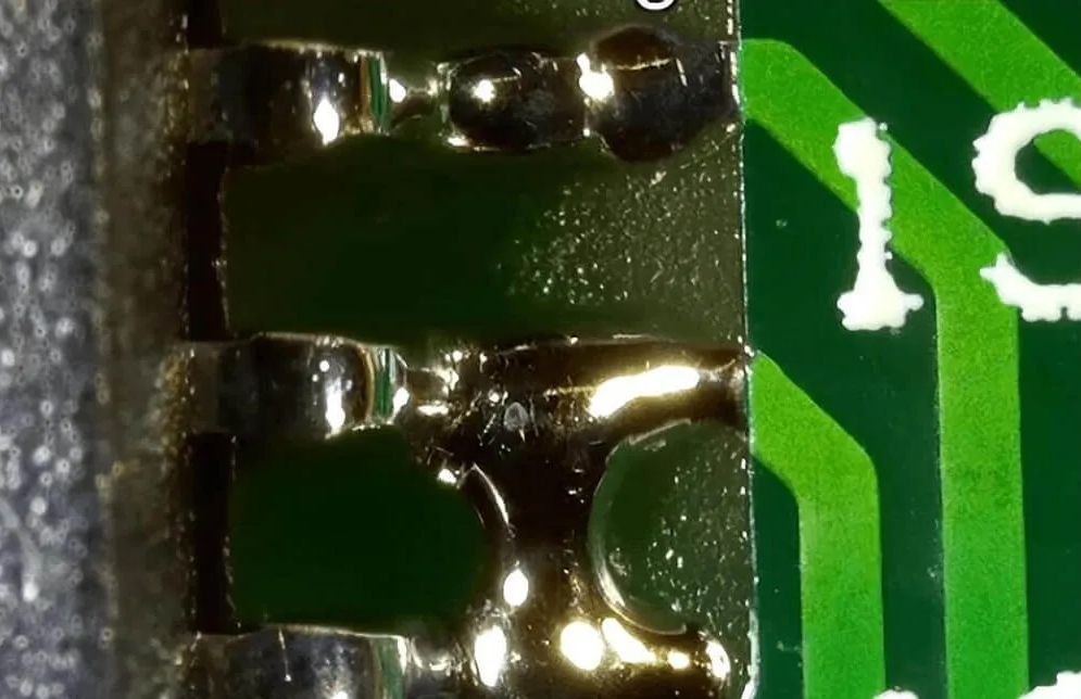 回流焊后 PCB 焊盘上的焊料桥接缺陷。 回流焊后 PCB 焊盘上的焊料桥接缺陷。