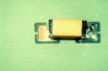 焊锡缺陷不足导致 PCB 接头薄弱。 焊锡缺陷不足导致 PCB 接头薄弱。
