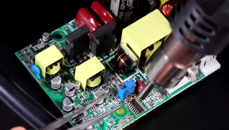 在 PCB 维修期间使用热风返修台去除 IC 在 PCB 维修期间使用热风返修台去除 IC