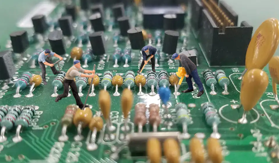 坚固的 PCB 采用通孔元件，具有高应力耐久性。