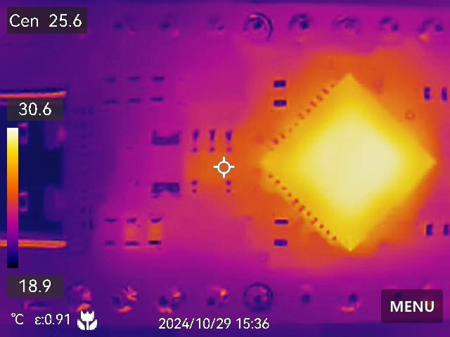 PCB 的热图像突出显示过热的有源元件。 PCB 的热图像突出显示过热的有源元件。