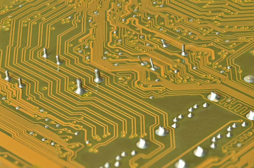 柔性 PCB 焊接缺陷的特写,包括冷接点和桥接。 柔性 PCB 焊接缺陷的特写,包括冷接点和桥接。