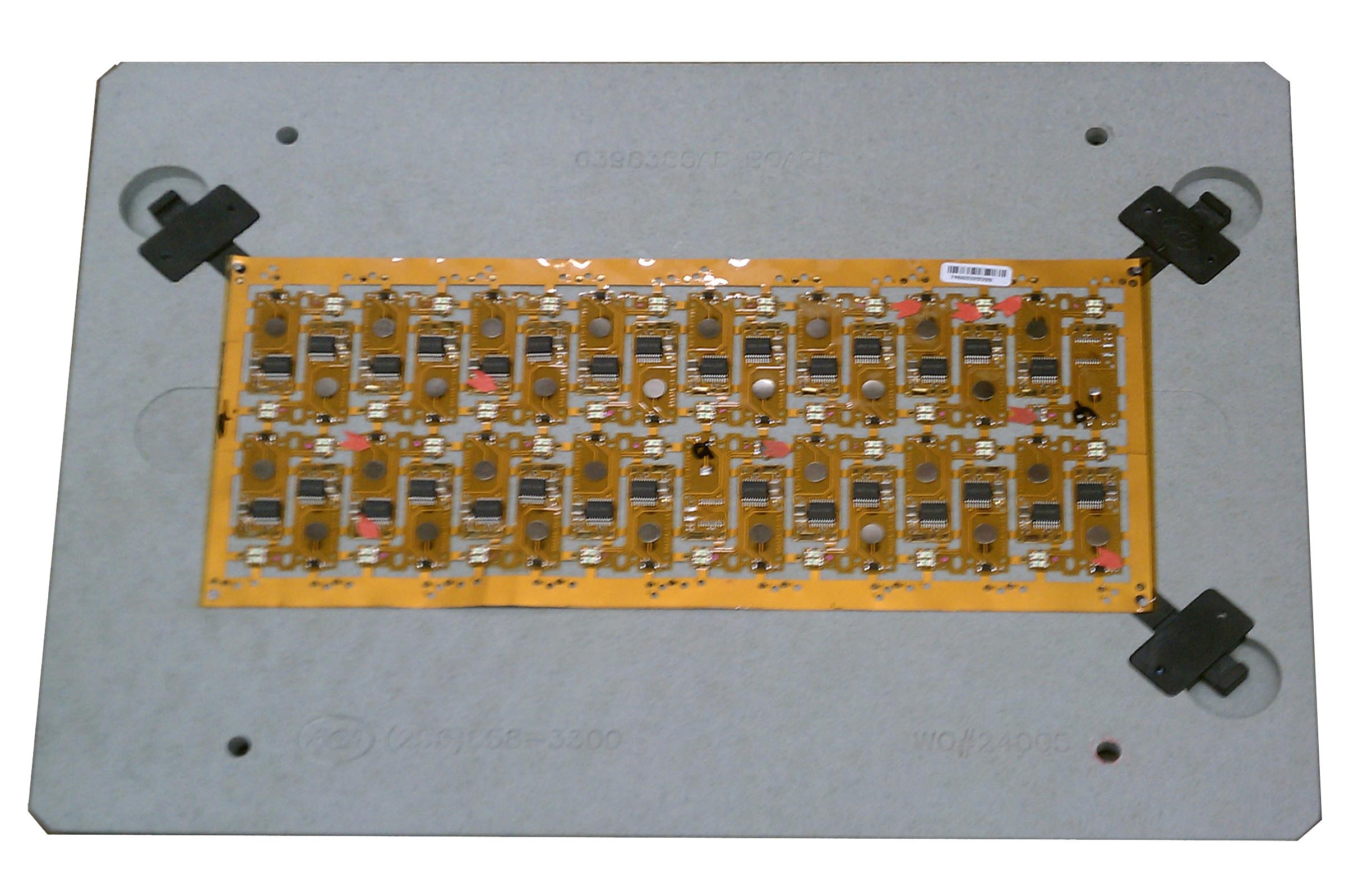 Flex PCB 固定在夹具中,以防止组件在组装过程中错位。 Flex PCB 固定在夹具中,以防止组件在组装过程中错位。