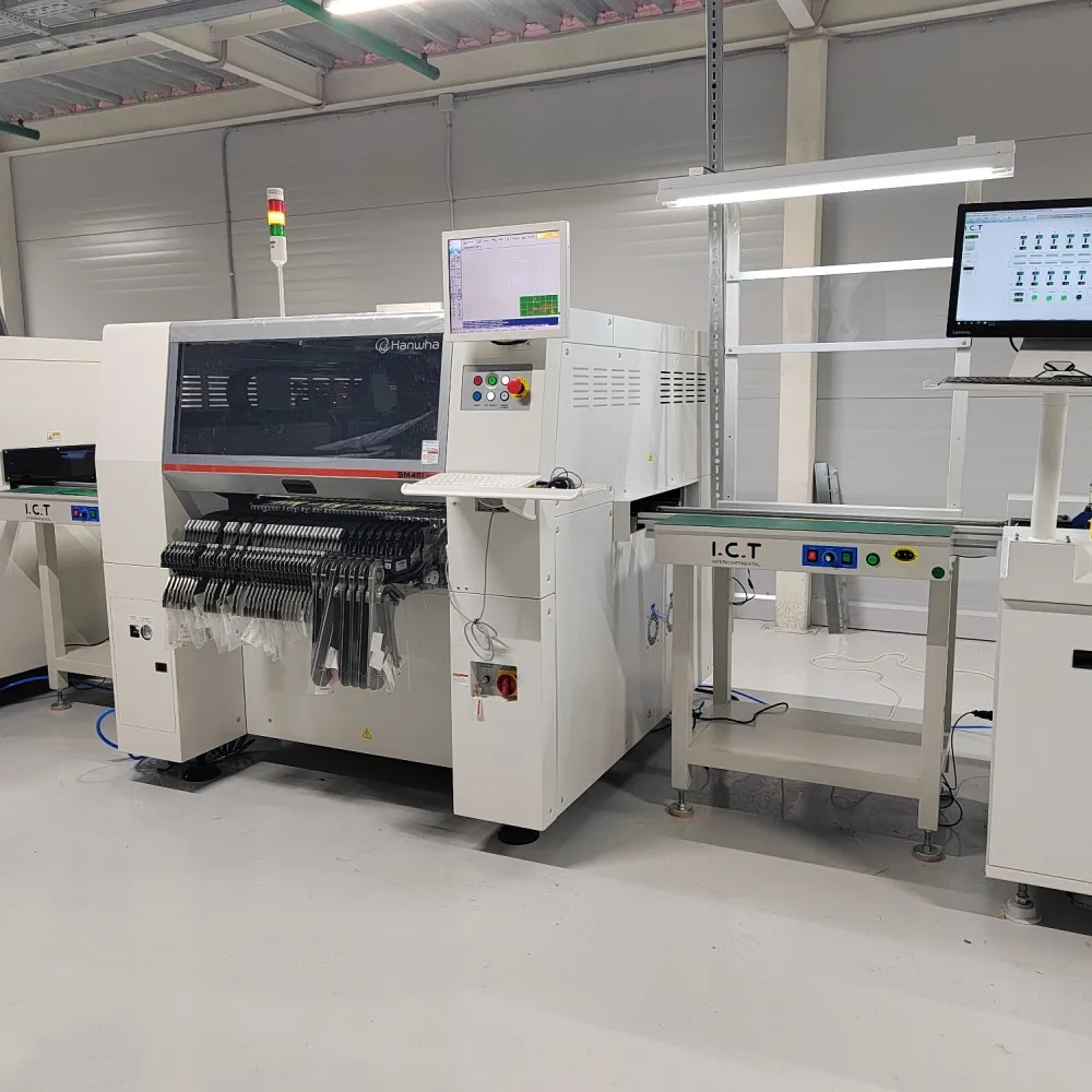 带贴片机的 SMT 装配线