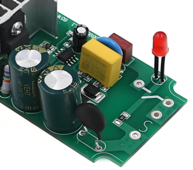 适合初学者的简单通孔 LED 闪光灯电路。