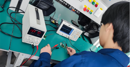 电气工程师的手工焊接工作站设置。