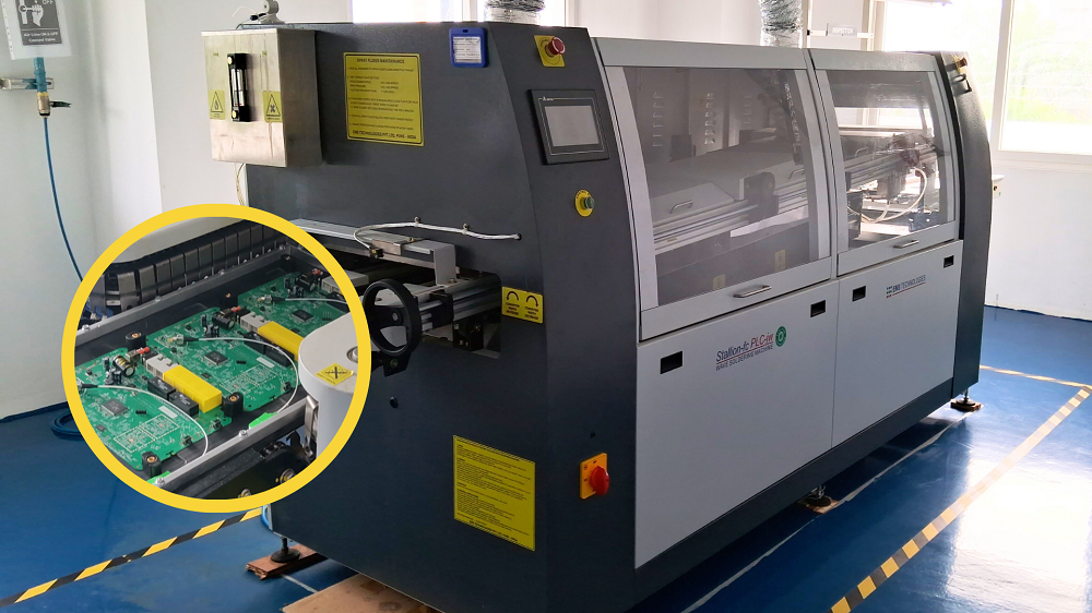 波峰焊机焊接 PCB