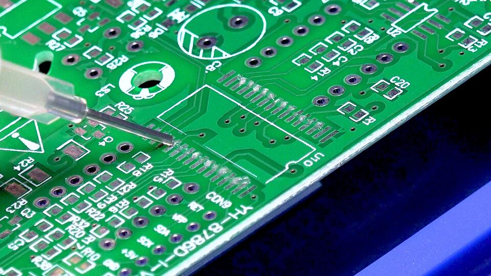 在焊接 0402 元件之前将助焊剂涂在 PCB 焊盘上