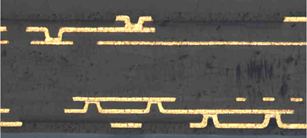 HDI PCB 的横截面显示了微孔和密集层堆叠，以实现信号完整性。