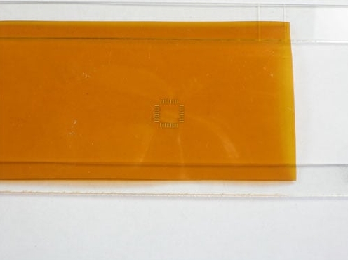 准备 Kapton 薄膜,用于使用激光切割机切割 SMD PCB 模板。 准备 Kapton 薄膜,用于使用激光切割机切割 SMD PCB 模板。
