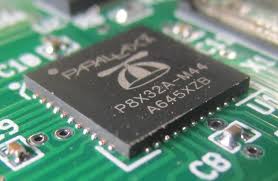 PCB 上具有底部端接连接的 QFN 元件特写