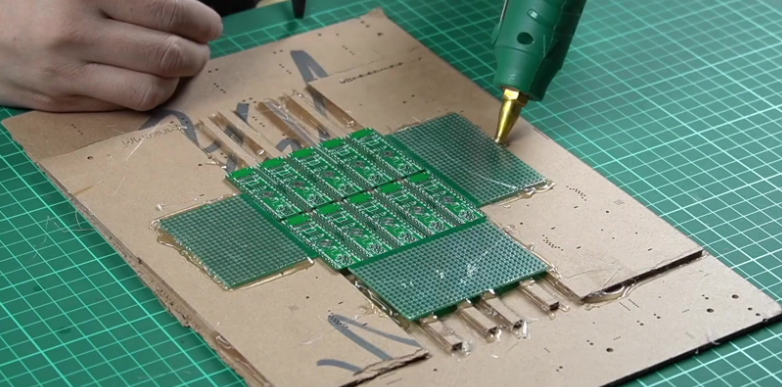 在 PCB 上对齐的未安装模板,用于微型 SMD 焊膏应用。