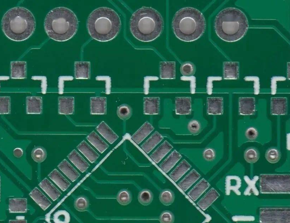 用于微型 SMD 设计的 PCB 创建元件布局。 用于微型 SMD 设计的 PCB 创建元件布局。