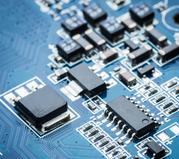 带有 SMT 机器的 PCB 组装线，用于电子零件放置。