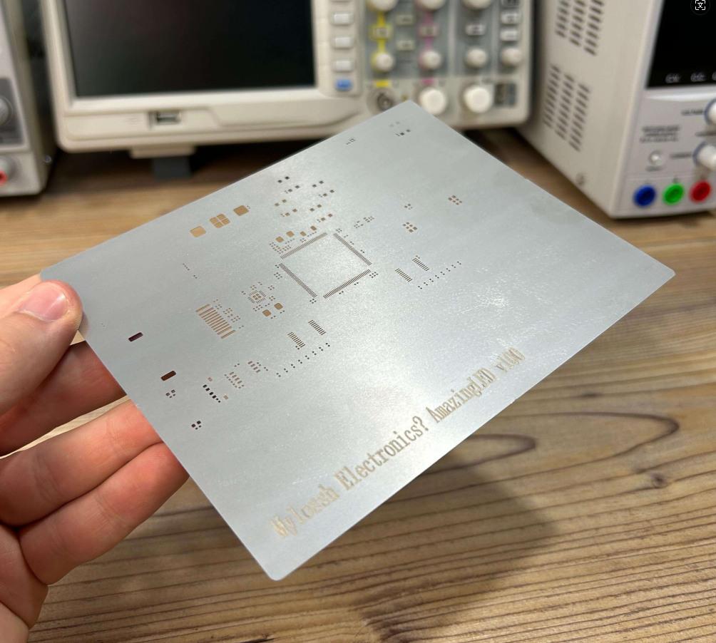 技术人员在当地制造工厂检查 PCB 模板质量。 技术人员在当地制造工厂检查 PCB 模板质量。