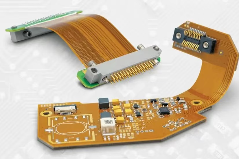 用于手术机器人的刚柔结合 PCB,显示柔性和刚性区域,以实现紧凑的设计。 用于手术机器人的刚柔结合 PCB,显示柔性和刚性区域,以实现紧凑的设计。