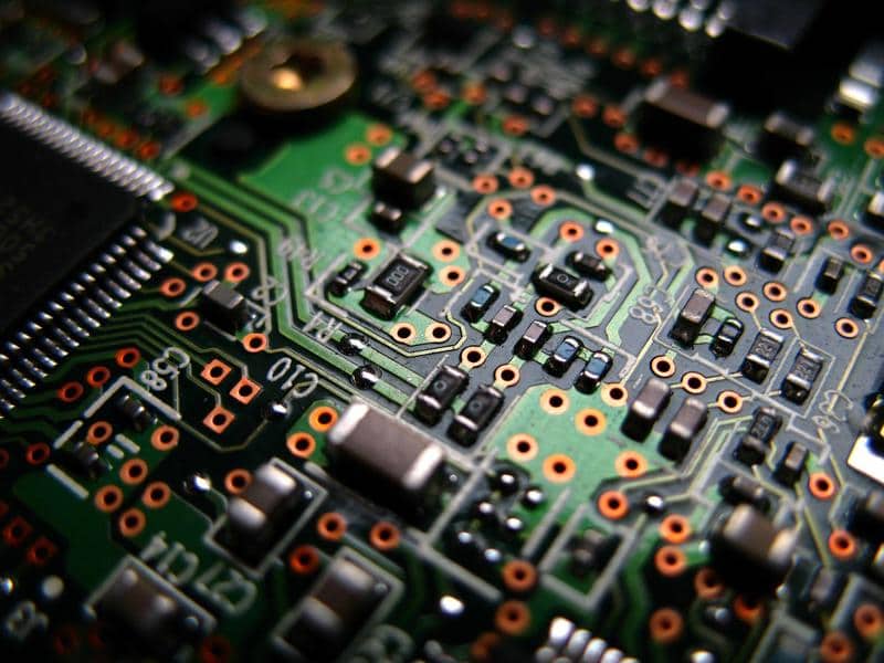 包含关键组件的消费电子 PCB 的特写视图 包含关键组件的消费电子 PCB 的特写视图