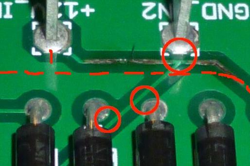 “PCB 上阻焊层针孔的放大视图。”