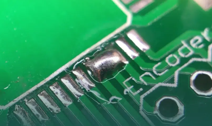 PCB 显示阻焊层在焊盘上桥接。