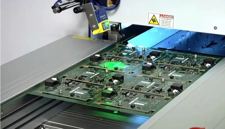 PCB 原型正在测试纵横比可靠性。 PCB 原型正在测试纵横比可靠性。