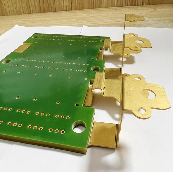 PCB 设计采用集成铜母线，可实现高电流容量。