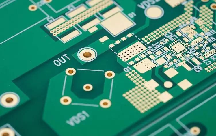 PCB 具有光滑的浸锡表面光洁度。