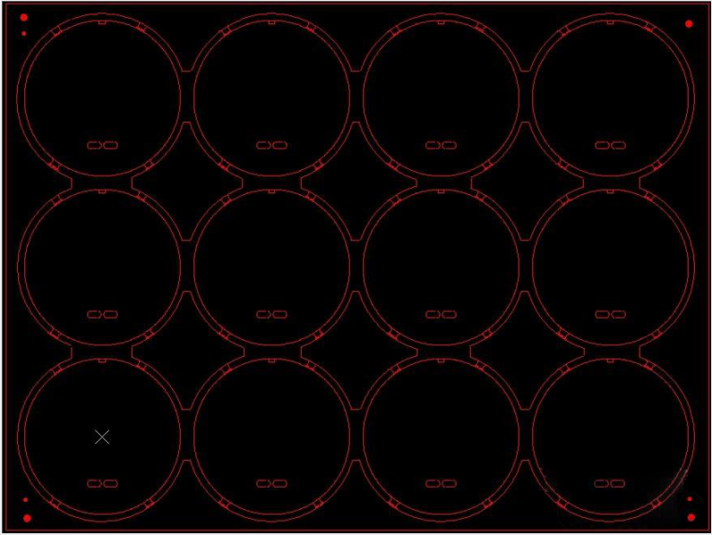 PCB 面板化设计规则显示间距、工具孔和基准点，以实现高效组装