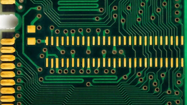 具有 OSP 表面光洁度保护铜迹线的 PCB 特写。