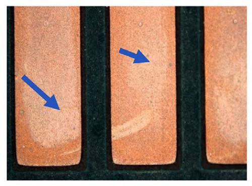 PCB 上的 OSP 涂层损坏，显示铜氧化。
