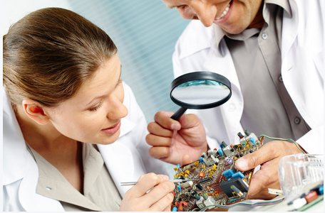 技术人员检查 OSP 涂层的 PCB 是否有退化迹象。