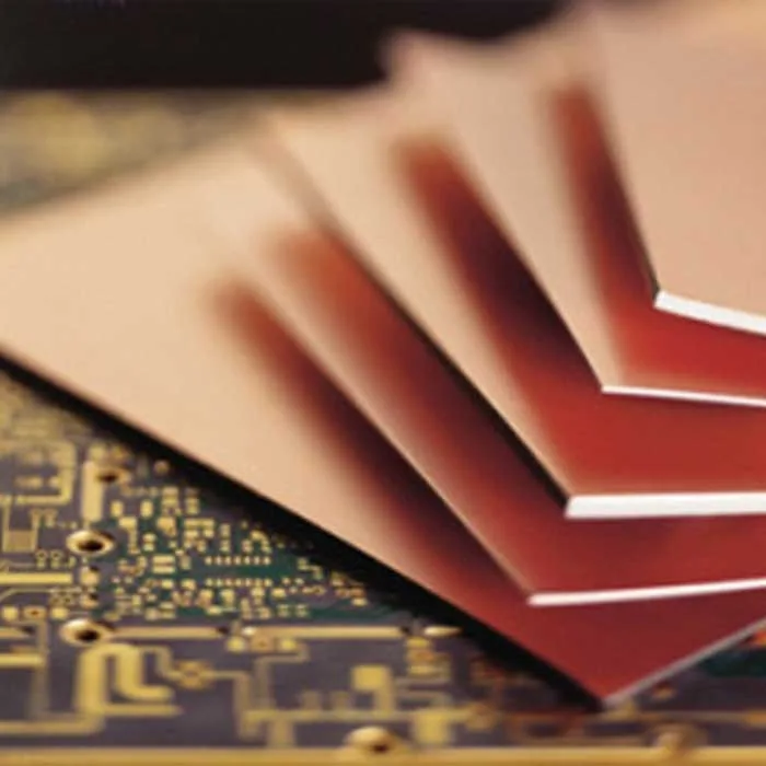 FR-4 PCB 的特写,带有铜迹线和用于 DIY 组装的安装组件 FR-4 PCB 的特写,带有铜迹线和用于 DIY 组装的安装组件