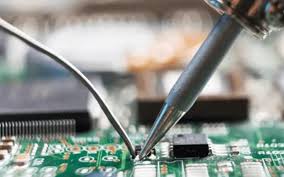 用烙铁在FR-4 PCB上手工焊接通孔元件 用烙铁在FR-4 PCB上手工焊接通孔元件