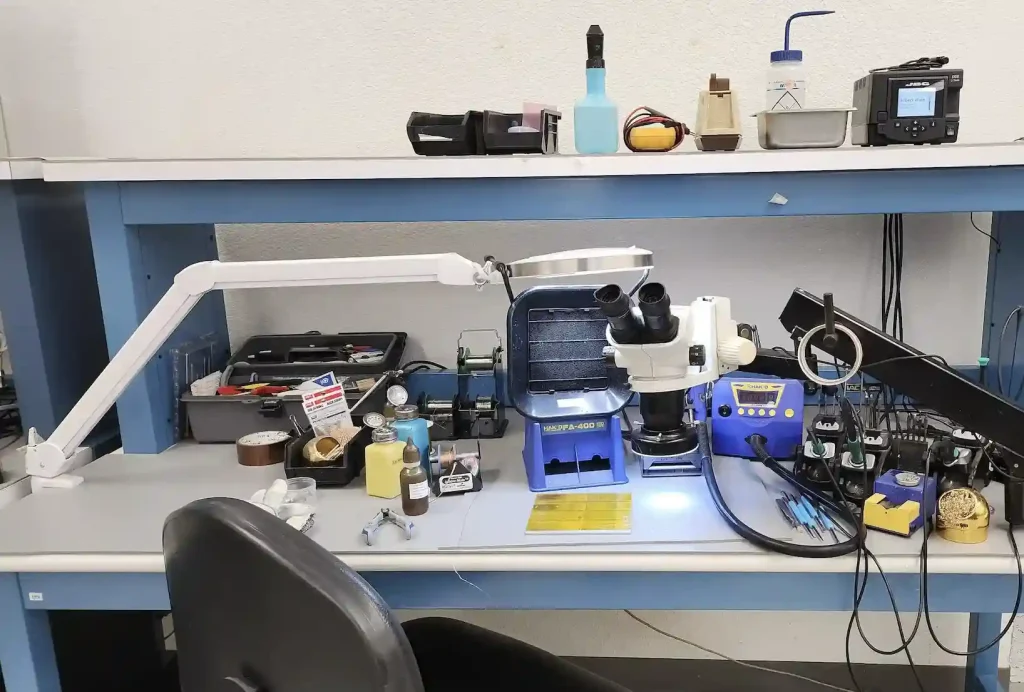 使用刚柔结合 PCB 修复基本工具的工作台设置 使用刚柔结合 PCB 修复基本工具的工作台设置