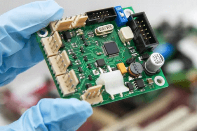 带有微控制器和无线模块的紧凑型物联网 PCB 设计