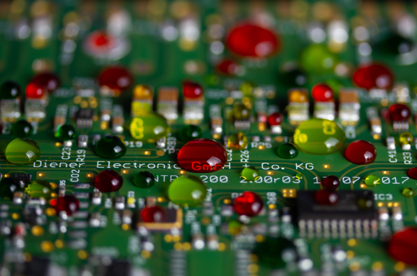 PCB 经过等离子处理，以确保保形涂层附着力。