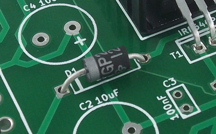 带有丝印层的 PCB 特写,显示组件标签和标记。 带有丝印层的 PCB 特写,显示组件标签和标记。