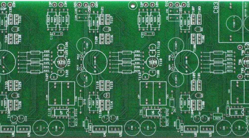 带有丝印标记的单面 PCB,用于组件识别。